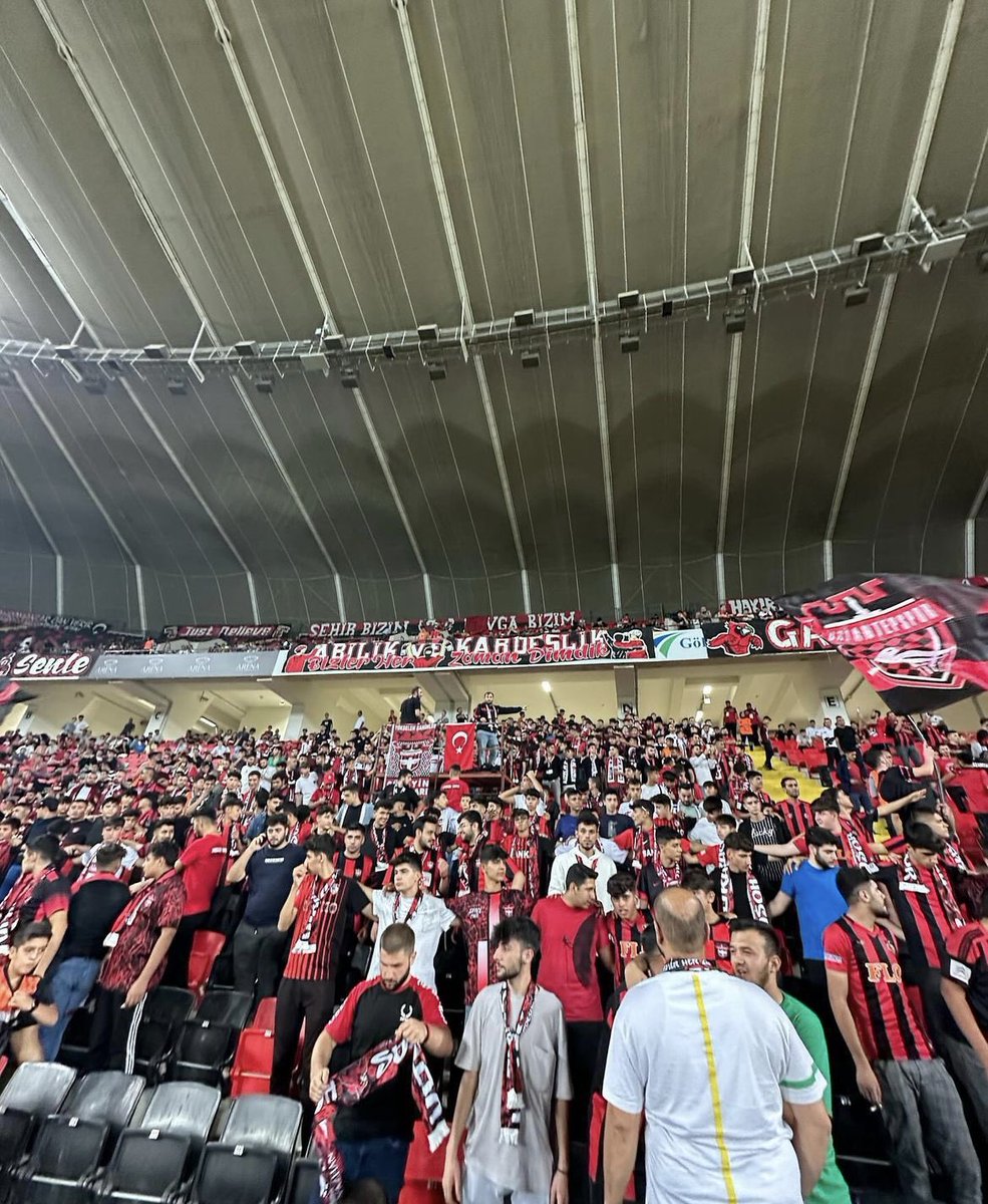 3 PUAN YENİ BAŞLANGIÇ, HEP BİRLİKTE AYAĞA KALKMA ZAMANI ! 

TRİBÜNLERİMİZE TEŞEKKÜRLERİMİZLE 
#GaziantepFk #Gaziantep #Gençlik27