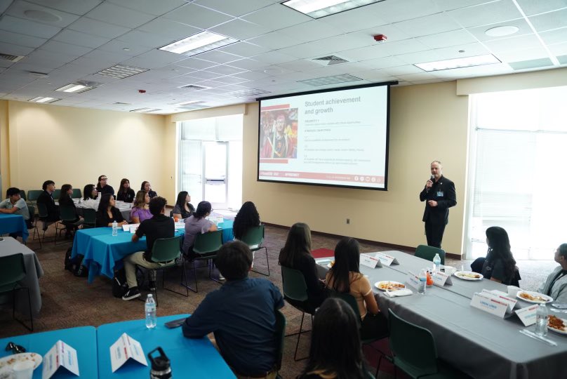 CarmanNate's tweet photo. Great first meeting today with the members of the #TeamSISD Superintendent’s Student Advisory Committee. We’re excited to have this invaluable platform for students to share their voices, provide informative feedback and impact education decision-making. https://t.co/q4OofLfRDZ