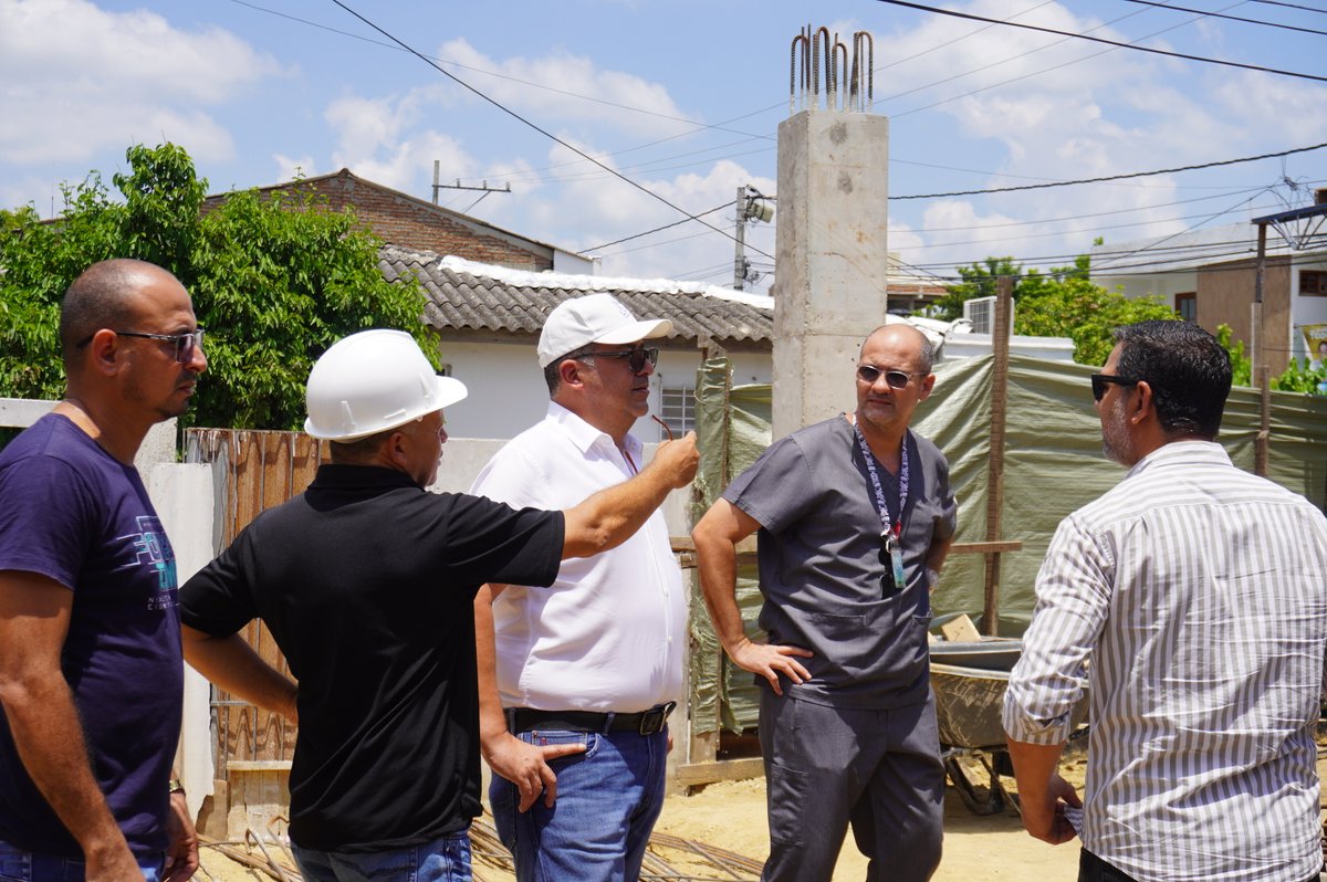 robertoceledon's tweet photo. @HospitalBaranoa @davidapelaez También estuvimos en las obras de ampliación de la urgencia del Hospital, donde construimos 400m² de área nueva para la atención de usuarios en este que se ha convertido en un hub de atención hospitalaria para el centro del departamento👩🏻‍⚕️. https://t.co/eY6M0s1F70