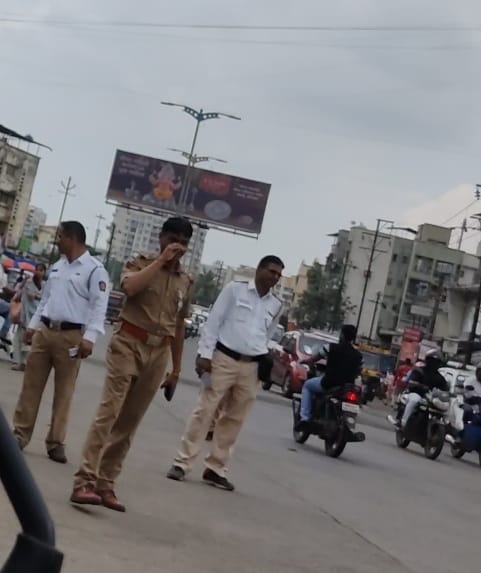 Ambernath_ACF's tweet photo. @maharashtra_hmo @DGPMaharashtra @ThaneCityPolice 
21.09.23 अंबरनाथ वाहतूक पोलिस हायवे पेट्रोलिंगच्या नावाखाली राज्य महामार्गावर दुचाकींची तपासणी करणाऱ्या अधिकाऱ्यांच्या पथकाने नागरिकांचा जीव धोक्यात घालून ��रधाव वेगाने जाणाऱ्या वाहनांना अडवून बेकायदा नाकाबंदी केल्याचे आढळून आले. https://t.co/wDIZjpXTGY
