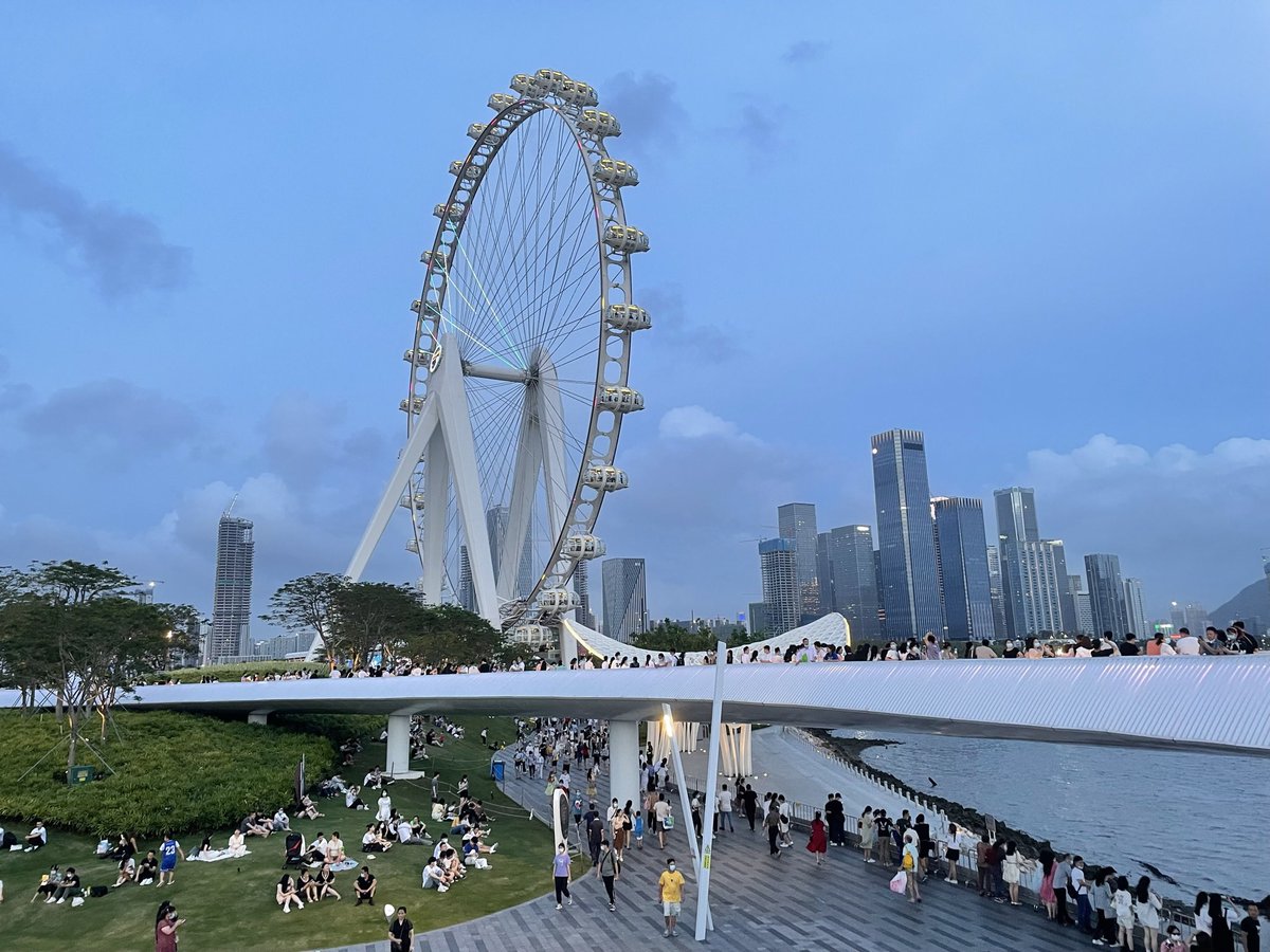 realHaohao1's tweet photo. 我印象里仍是那个乱糟糟的盛夏，你说天上的星星会掉进江里，然后一直飘到大海，等它们不再发光的时候就会变成一座岛。说实话很多事情我都已经记不清了，只是你送我印着小熊的水杯我还在用，我的小猫时不时还会问我你怎么再也没来过。
(By Ronie 图:22.6.3) https://t.co/N0T5FEBdIC
