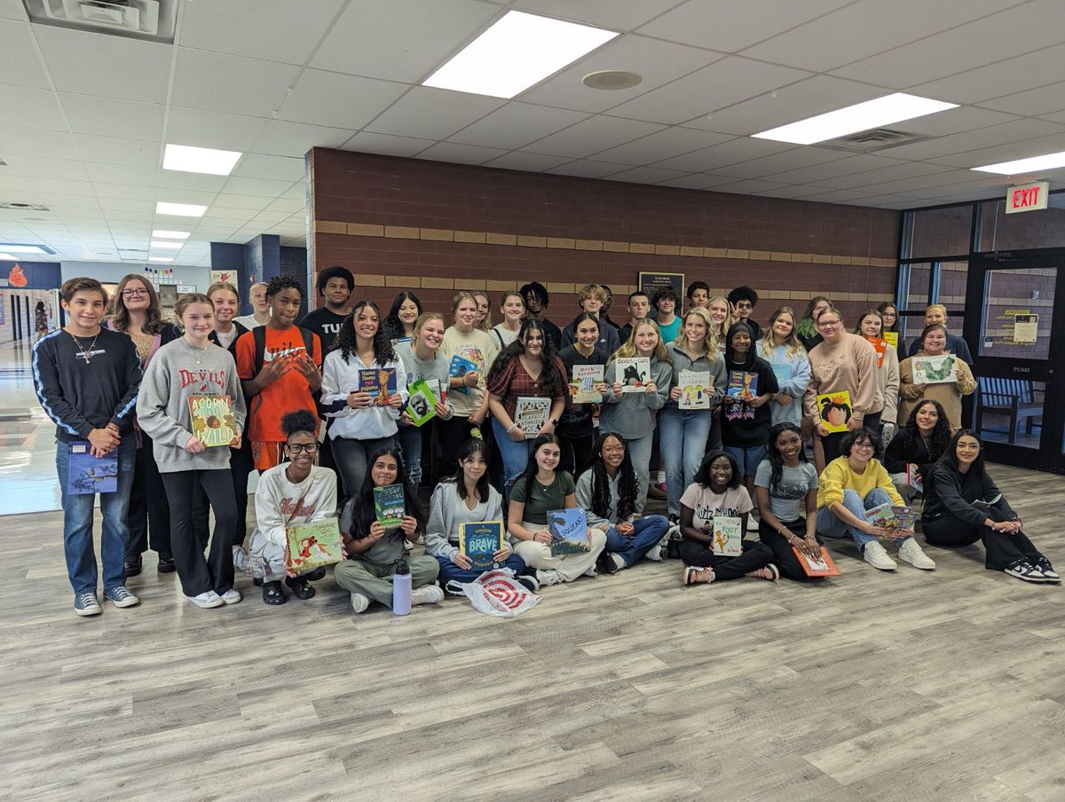 MrsMertzBHS's tweet photo. Blackman High TAP students had a fantastic time reading to our little Sparks at Blackman Elementary today for Reading in Schools Day. #GoBlaze https://t.co/HSd3d4emgN