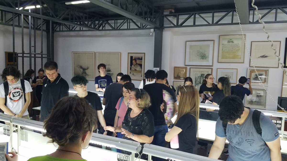 Visita de estudiantes de la Univ. Nac. de Itapúa del Dpto. de Educación en Lenguas y bajo la coordinación del Mgtr. Remigio Díaz Benítez y guiados por Elizabeth Barriocanal Jefa del Dpto. de Atención al Público. Un total de 60 estudiantes acompañados por docentes del área.