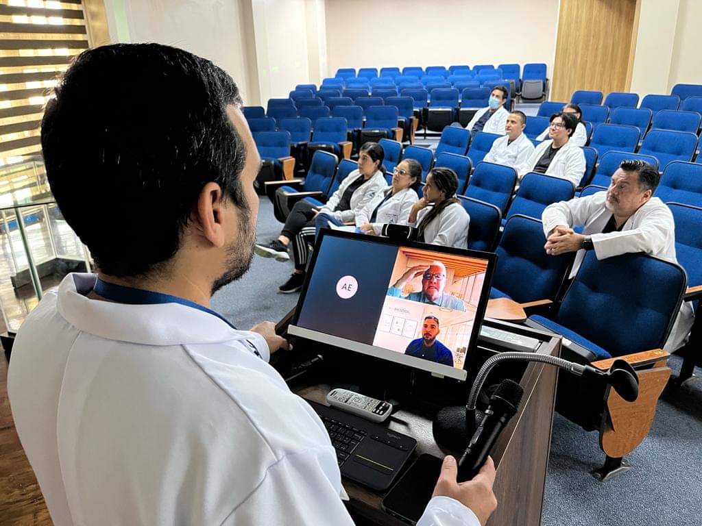 Solca_Manabi's tweet photo. Ayer, miércoles 21 de septiembre, la empresa ROCOL de Colombia. Durante charla virtual, realizó la presentación del equipo de Radiocirugía Cyberknife al personal del área de Radioterapia y al Director Médico de nuestro Hospital Dr. Ángel Ganchozo.
https://t.co/NYMpdttUCQ https://t.co/HTjp9fETSS