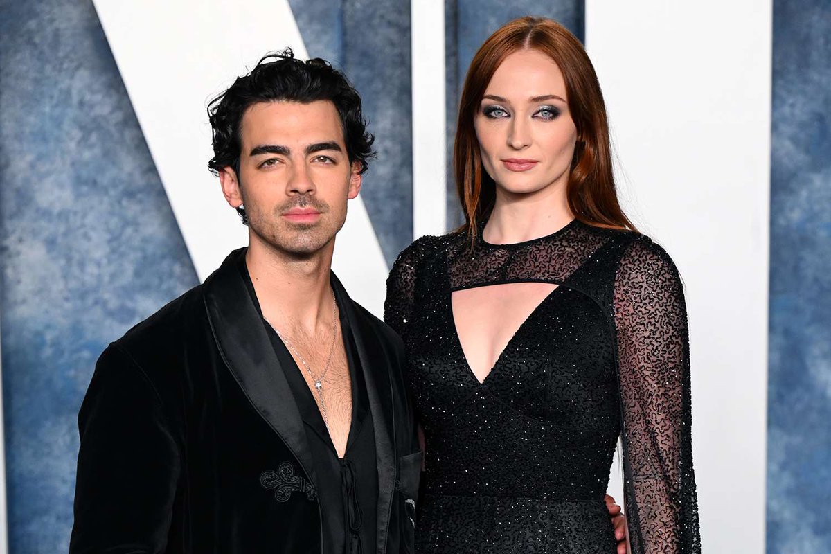entropiadevalen's tweet photo. Por lo que estoy entendiendo de la demanda por la custodia de las hijas de Joe Jonas y Sophie Turner (todo sujeto a actualización, lo que voy a decir se basa únicamente en lo publicado hasta ahora): 

Joe Jonas NO habría secuestrado a las niñas, todo lo contrario. 

Joe y Sophie se habrían reunido el pasado domingo en NY para hablar y acordar sobre una crianza compartida de las niñas y al día siguiente, Sophie se habría desdicho de todo lo charlado en aquella reunión y habría solicitado los pasaportes de las niñas y su traslado a Inglaterra. 

La jurisdicción correcta para tratar este caso es la de Florida, ya que allí se interpuso la demanda de divorcio. Los Tribunales de Florida NO autorizan a la reubicación de las niñas por ninguna de las dos partes de forma unilateral, ya que viola los derechos de paternidad o maternidad del que no tome la decisión. La única forma de reubicar a las niñas es de mutuo acuerdo y en este caso, no lo hay. Recuerden que en casi todo el mundo, salvo que una sentencia diga lo contrario, la patria potestad es compartida. La Patria Potestad, protege el derecho de los padres y madres y de sus hijos a tomar las decisiones importantes sobre la vida del menor (mudanzas, traslados y/o cambios de escuela), y por tanto, ninguno de los dos puede tomar esta decisión sin previo consenso.

Hablar de que Joe Jonas esté "secuestrando" a las niñas entonces, sería una vil mentira. Aquí sólo hay un conflicto de custodia habitual en este tipo de divorcios y tendrá que ser la Justicia de Florida la que determine qué es lo mejor para el bien superior de las menores.