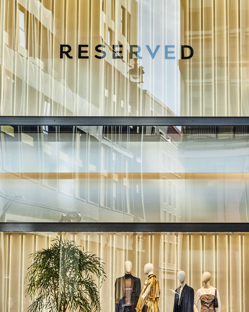 OxfordStreetW1's tweet photo. The brand new state-of-the-art @Reserved store has just opened its doors on Oxford Street! 

Visit Reserved at 78-80 Oxford Street today - see you there 💙

#OxfordStreet #ReservedforLondon #Reserved https://t.co/WaUVeojbsV