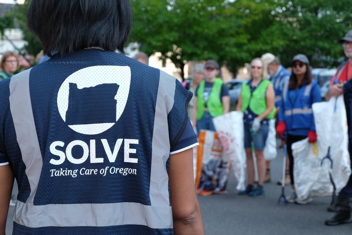SOLVEinOregon's tweet photo. Impressions from our #BeachAndRiversideCleanup this past Saturday at Portland's Central Eastside. 🏙️
With the rainy season approaching, litter can easily make its way to our sewer system, then to the Willamette, and ultimately end up in the Pacific Ocean.
#SOLVEthistogether https://t.co/f8aogChC11