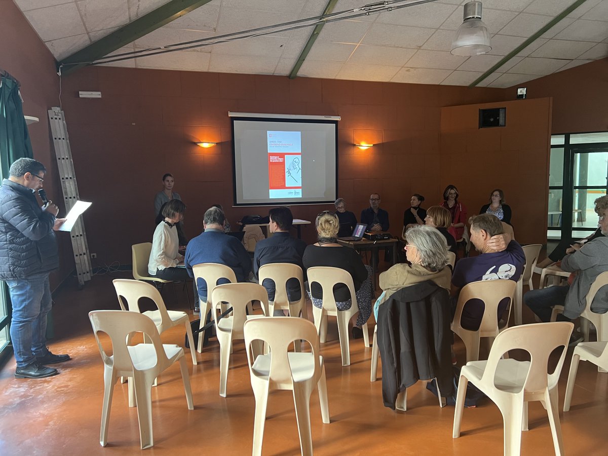 opsnum's tweet image. La conférence participative de #opsn commence dans la salle de la Piscine. Le thème de ce soir : la manière dont la démarche critique peut nous aider à mieux comprendre les pratiques socio-numériques.
