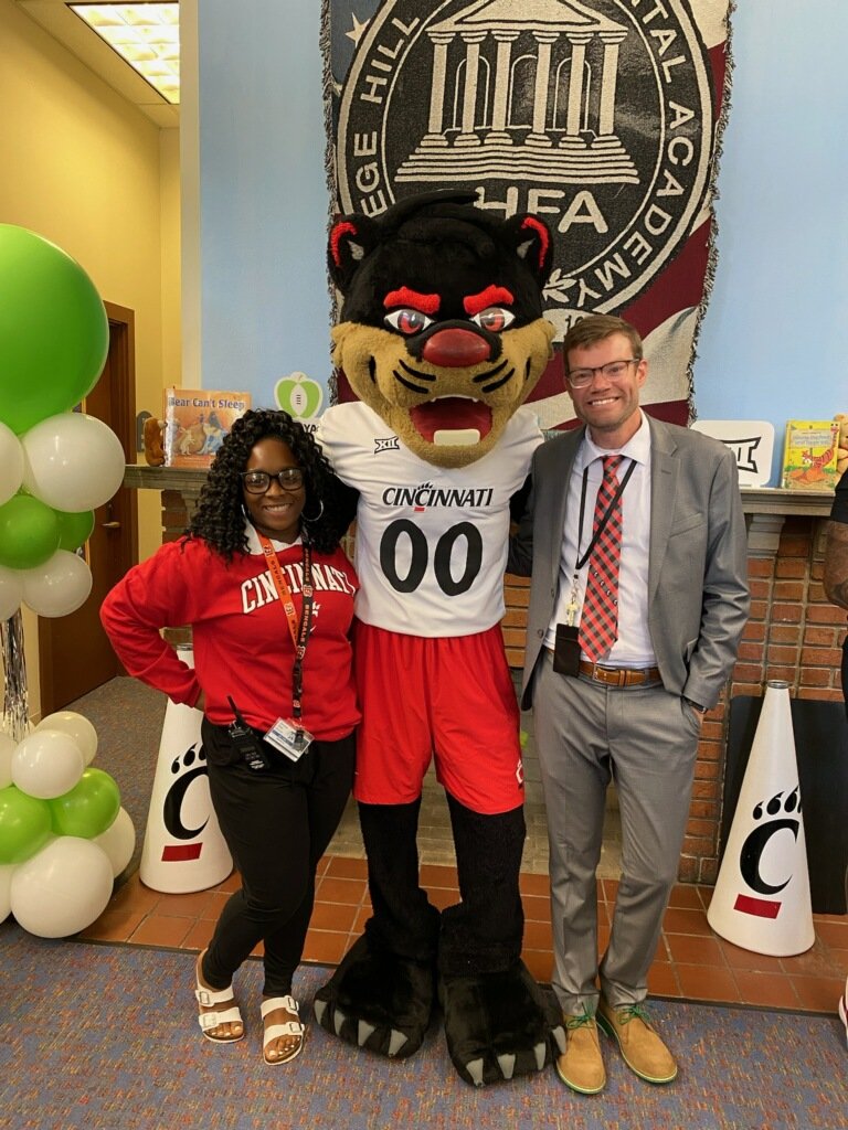 BKingmanCPS's tweet image. Mr. Bearcat helps us open our newly remodeled library and close out a fantastic week!  @CollegeHillCPS @GoBEARCATS