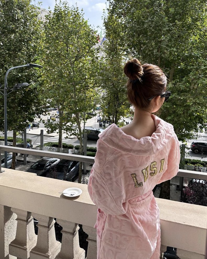 zhaolusistyle's tweet photo. lusi with her custom versace robe for mfw 𓆩♡𓆪

#赵露思 #Zhaolusi #VersaceSS24 https://t.co/Z2iwvZDbD3