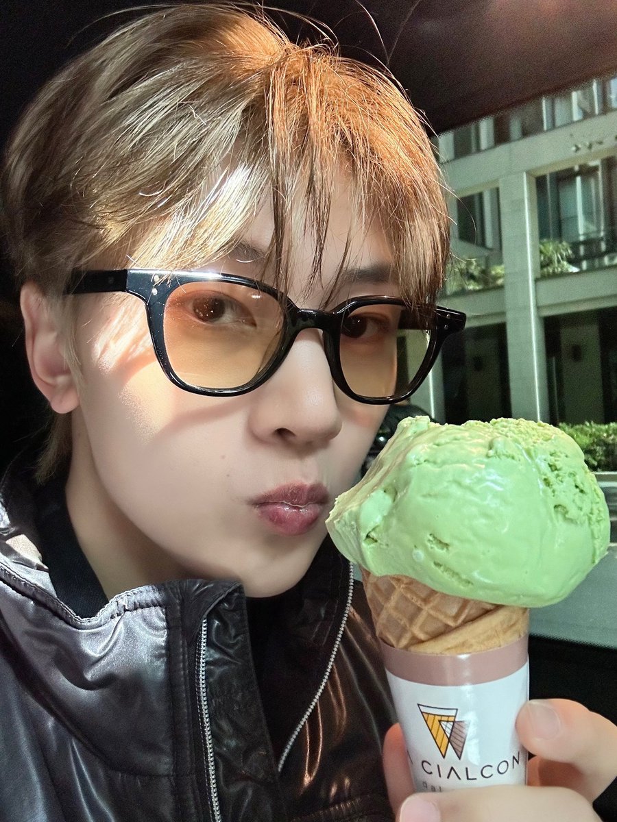 seoktthew's tweet photo. MATTHEW IN LONDON. https://t.co/QRVFUWQZ5z