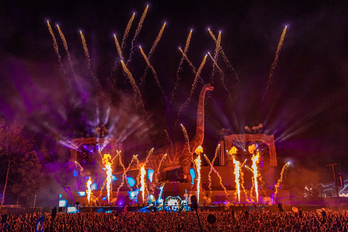 KayzoMusic's tweet photo. my first lost lands since 2019 is tonight !

9:30-10:45 WOMPY WOODS

My set will be on the couch lands right at 9:30 as well! 

New visuals new music and LASERS

See you soon 🐶🦖 https://t.co/9h0gOfnamr