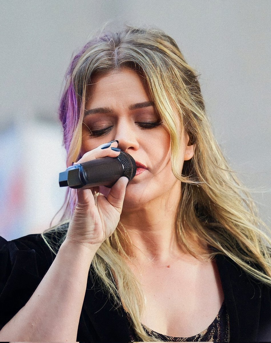 KellyStats's tweet photo. Kelly Clarkson gains strength and has now 13 songs charting on US iTunes currently, the most for any artist. https://t.co/glnLQjbky3