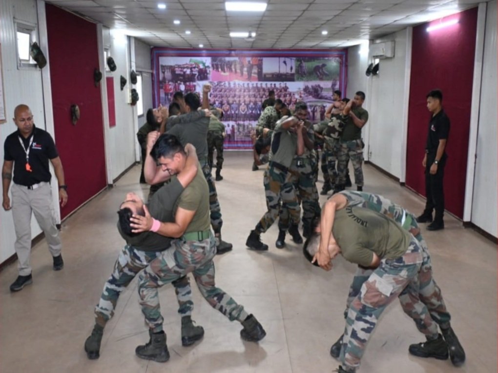 easterncomd's tweet photo. #IndianArmy
#BrahmastraCorps
#Skill is nothing but constant repetition Unarmed Combat Capsule was conducted at Panagarh Military Station including #self defense and #attacking techniques. The capsule refined the skill set of the attendees and motivated them for self development 
@adgpi
@SpokespersonMoD

Facebook - https://t.co/PArbIHVtmh
Instagram - https://t.co/oYEAaYuBz1