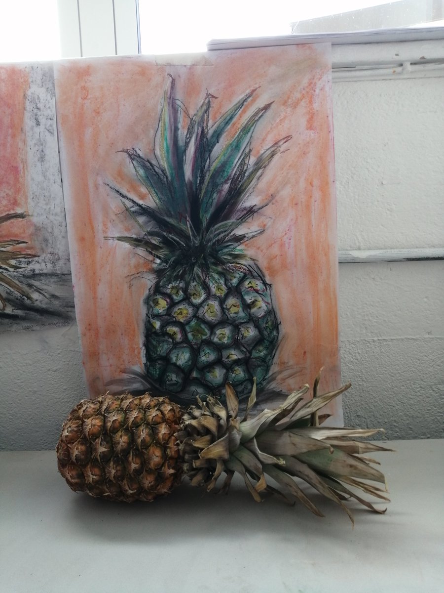 My first 2 full weeks at #artschool done. Really enjoying it. I feel like my true self is trying to work it's way out. It's a new feeling. Pastel painting of my #pineapple in front of my pineapple painting  🍍🎨
#trueself #art #findingyourself #painting #love