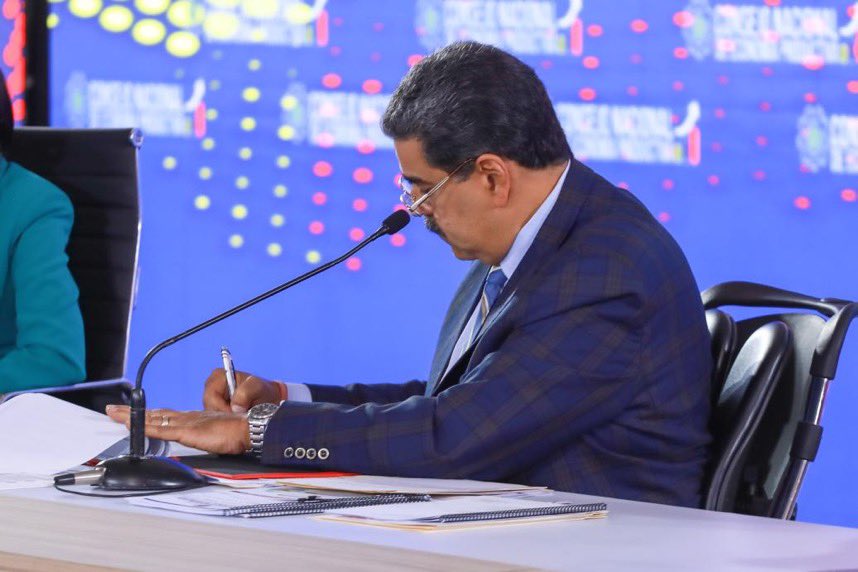 ¡Anuncio! 📣 Nuestro Presidente @NicolasMaduro firmó la Ley de Fomento de las Exportaciones No Petroleras, con la finalidad de dar una nueva organización a las exportaciones no petroleras.