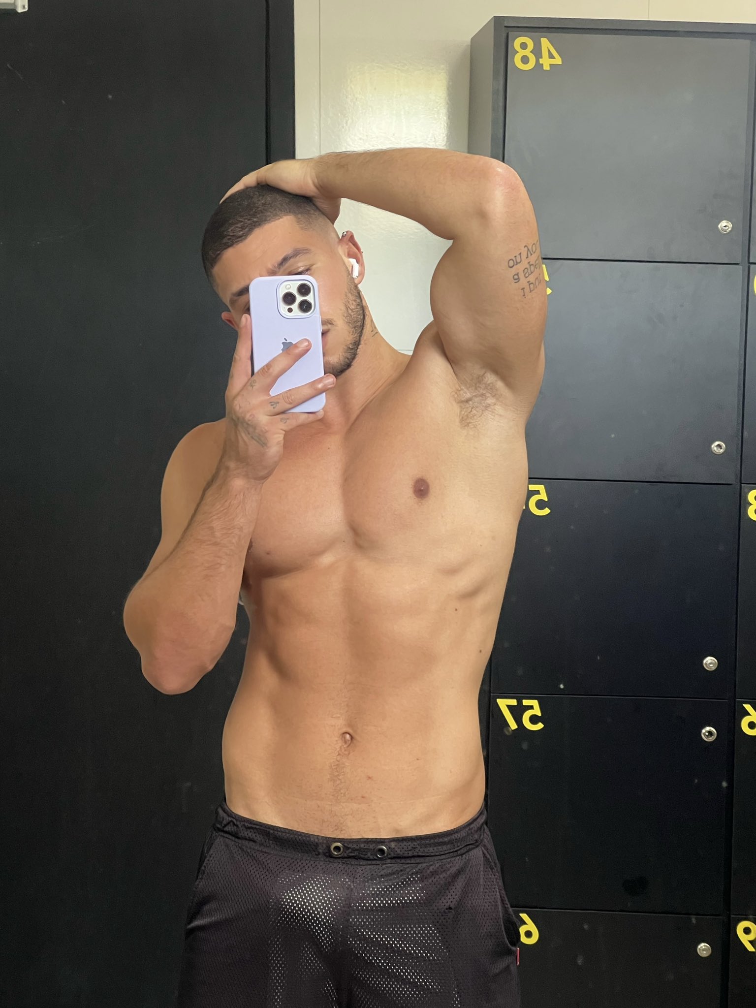 homem com suvaco, vcs gostam? https://t.co/5q5TGE6zTB