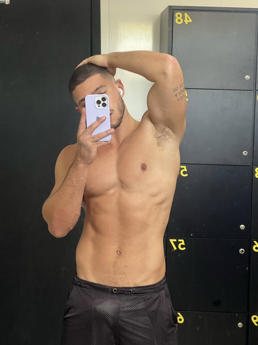 homem com suvaco, vcs gostam? https://t.co/5q5TGE6zTB