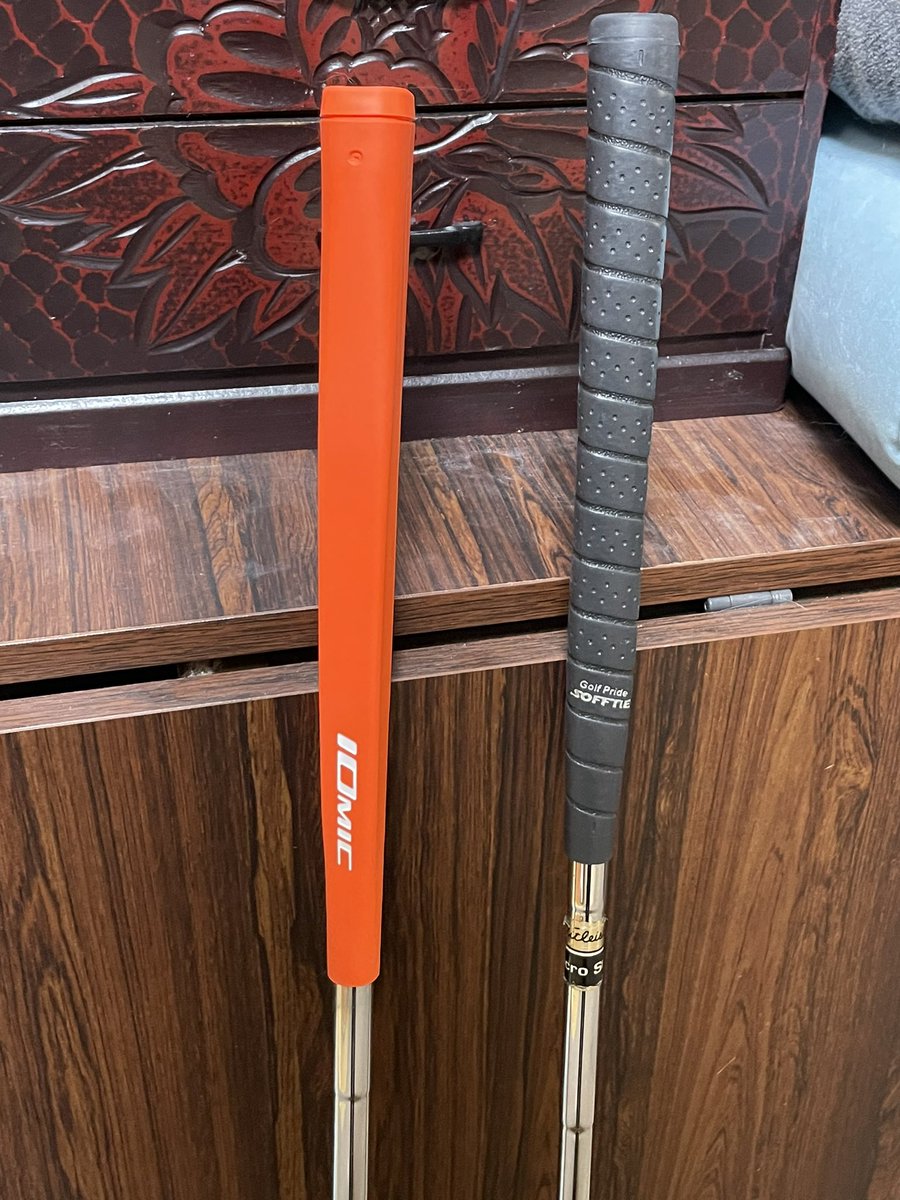 ZiZi1129's tweet image. パターグリップ変えました　初iomicしかもオレンジw
エースパターは右のキャメロンなんだけどサブのボビーグレイスLoProのグリップが経年劣化で崩壊していたので　これわ握り心地がいいっすね他のも変えたいなぁしかし派手やなw
#iomic