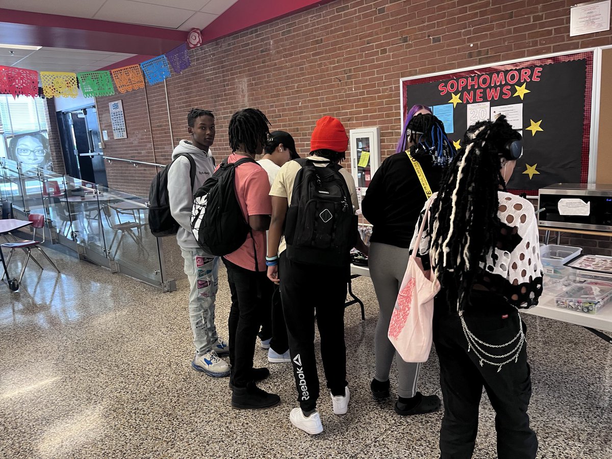 WoodlawnHS_BCPS's tweet photo. Kudos to Ms. Martin and Coach Gamble for creating an ambiance of fun and relaxation during lunch while infusing schoolwide PBIS supports.#WHSstrong #tier1 @MrsLorynDoelle⁩ https://t.co/xo8FxXbP5f