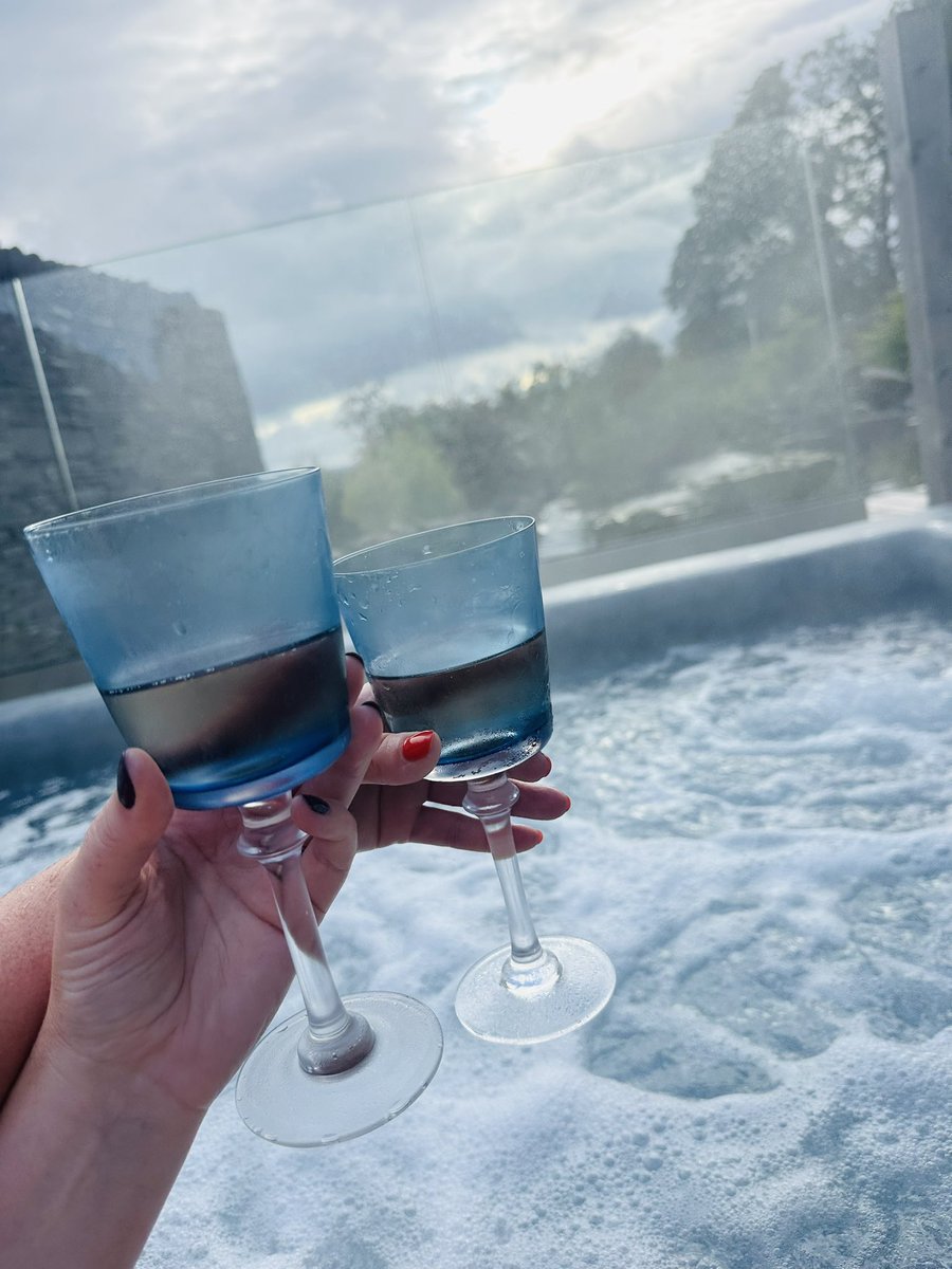D11kim's tweet photo. Happy fucking Friday @gilpinhotel! With my soul sister! #celebrating #personalwins #fizzfriday #spasuite https://t.co/k0SDDS2ZB5