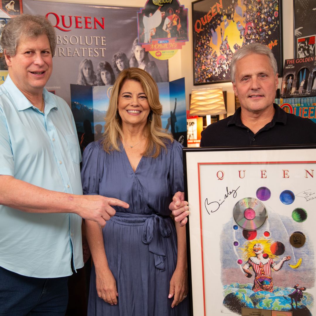 CollectorsCall's tweet photo. The RIAA certified that "Innuendo," had sold over 500,000 copies in the U.S. There are only 32 signed awards and Joe has number 25!

What do you think of Joe's Queen collection so far? 💿🎵

#collectorscall #ccseason4 #metvnetwork #metv https://t.co/iuCMbmegrF