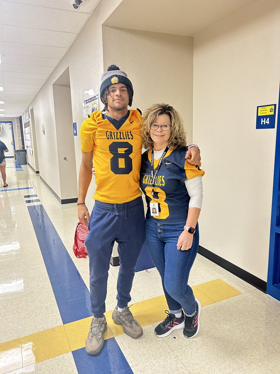 Mrs.Bowman represents it the best💪🏽🤍 <a href="/NWGRIZZLYFB/">NORTHWEST FOOTBALL</a>