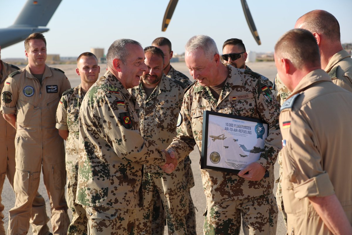 Bw_Einsatz's tweet photo. Der Generalinspekteur der Bundeswehr, General Carsten Breuer, überreichte anlässlich der 10.000. Flugstunde bei #CounterDaesh in Jordanien eine Urkunde. Die bisher durchgeführten Luftbetankungen der #BundeswehrimEinsatz sind ein wichtiger Beitrag im Kampf gegen den IS. https://t.co/Om7vqvWlEG
