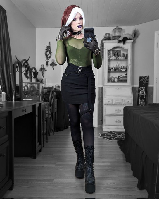 What if I just lived in my Rogue cosplay? https://t.co/8eSRUVuFAr