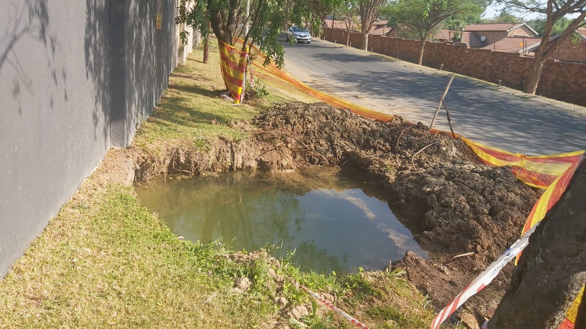 anoniChris's tweet photo. @JHBWater @CityofJoburgZA @DA_JHB Good evening. Is this how you fix a leak? The problem is now worse than what it was 12 days ago before your staff came and did whatever they did. Please advise if I need to get a private plumber in to do your job for you? Where can I send the bill? https://t.co/qN0MfWfycn