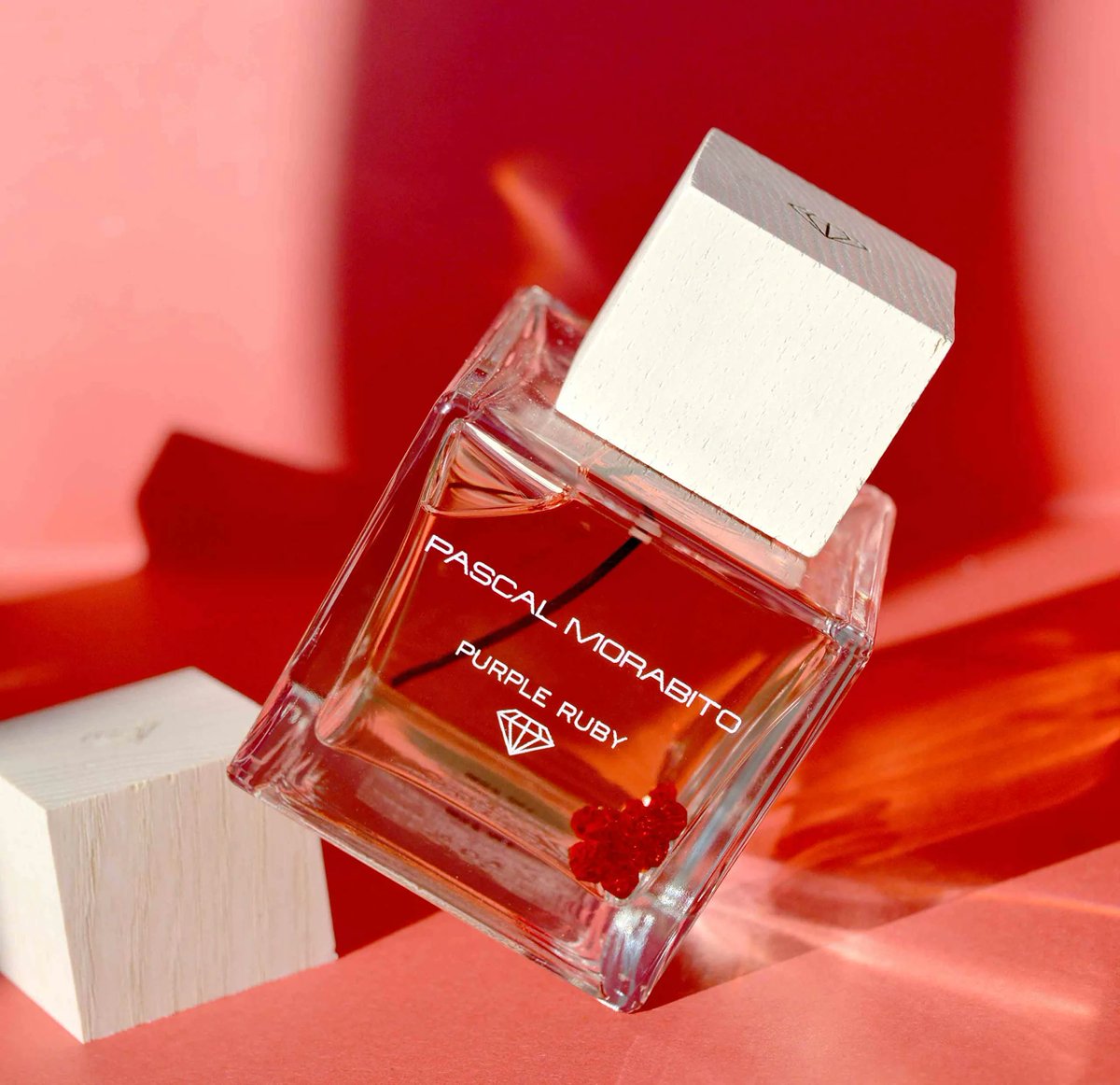 RoyalRoze_'s tweet photo. عطر باسكال مورابيتو بيربل روبي 
مزيج ساحر من الفواكه والزهور
يفتتح العطر بنفحات منعشة من الكشمش الأسود والكمثرى 
القاعدة تتميز بلمسات دافئة من خشب الصندل والفانيليا والمسك، تخلق لمسة من الغموض والرقي تستمر طويلاً
https://t.co/ZHQlJeJwkM 

#رويال_روز #رابطة_عشاق_العطور #عطور https://t.co/2Skb4q4prY