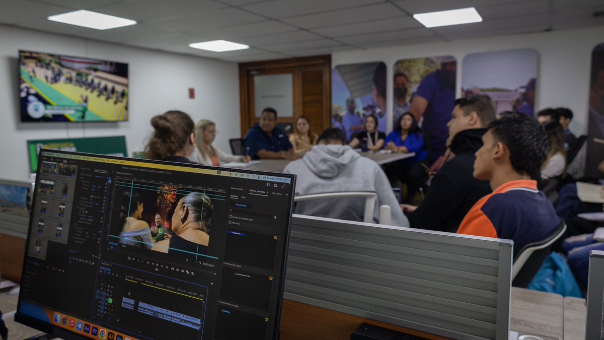 RafaelRamirezC's tweet photo. Modo entrevista con estos futuros comunicadores de @infourbe 

La rendición de cuentas ante los comunicadores sociales le imprime transparencia a nuestra gestión dedicada a construir soluciones para la ciudad… Hoy dejo un mensaje para ellos, el futuro de la comunicación. https://t.co/kwYEHvOquG