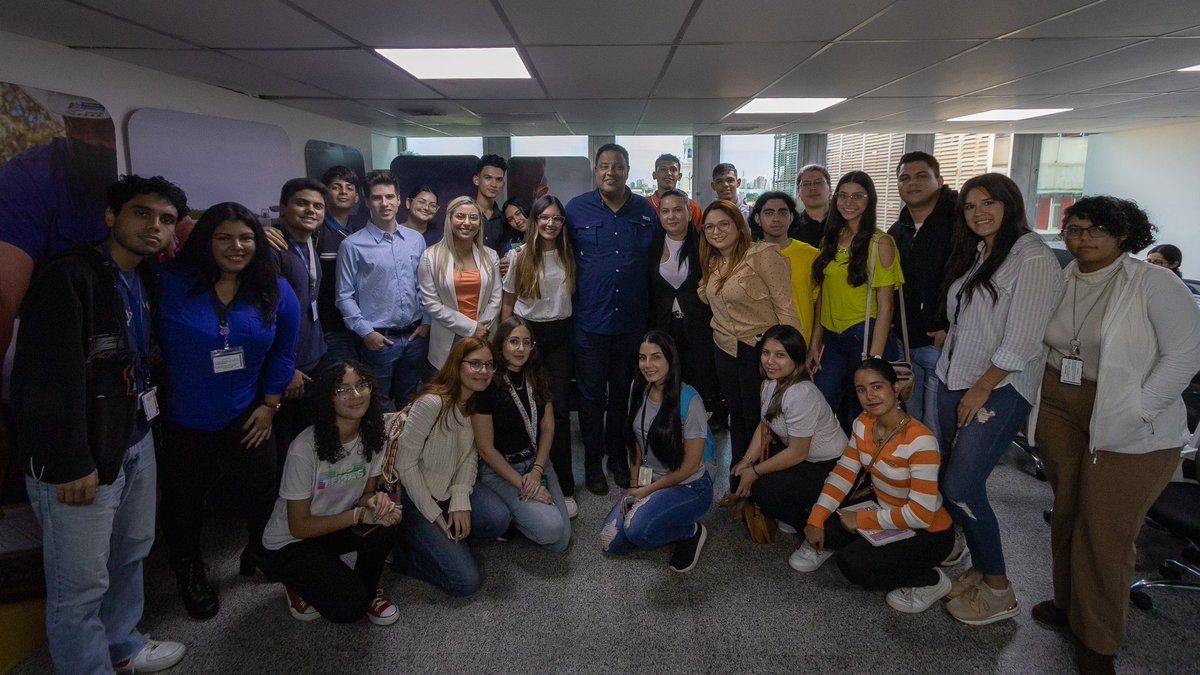 RafaelRamirezC's tweet photo. Modo entrevista con estos futuros comunicadores de @infourbe 

La rendición de cuentas ante los comunicadores sociales le imprime transparencia a nuestra gestión dedicada a construir soluciones para la ciudad… Hoy dejo un mensaje para ellos, el futuro de la comunicación. https://t.co/kwYEHvOquG