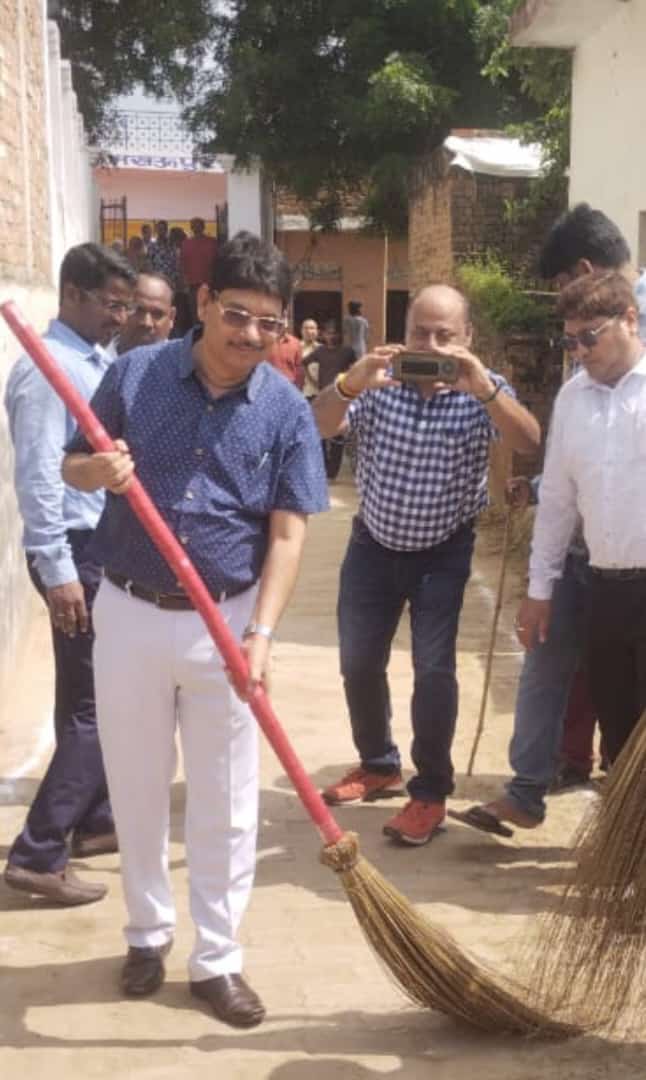 #कौशाम्बी। योगी सरकार से पूछ रही जनता कब तक करेंगे अफसर ड्रामेबाजी।

आखिर झूठी फोटो और झूठा ड्रामा कर योजनाओं के संचालन की झूठी वाहवाही कब तक अफसर लूटने मे लगे रहेंगे।

@DMkaushambi
<a href="/UPGovt/">Government of UP</a> <a href="/CommissionerPrg/">Commissioner Prayagraj</a> <a href="/CMOfficeUP/">CM Office, GoUP</a> <a href="/kpmaurya1/">Keshav Prasad Maurya</a> <a href="/brajeshpathakup/">Brajesh Pathak</a> <a href="/anandibenpatel/">Anandiben Patel</a> <a href="/BJPVinodSonkar/">Vinod Sonkar</a>