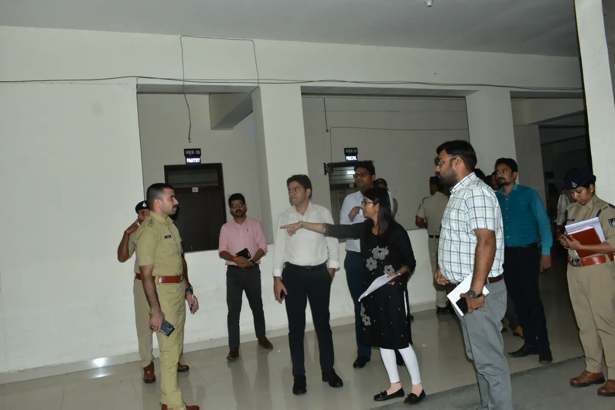 कलेक्टर एवं जिला निर्वाचन अधिकारी श्री दिलीप कुमार यादव एवं पुलिस अधीक्षक श्री अनुराग सुजानिया ने सीतामऊ विधानसभा क्षेत्र में ईवीएम स्ट्रांग एवं मतदान केंद्रों का औचक निरीक्षण किया। निरीक्षण के दौरान सीईओ जिला पंचायत श्री कुमार सत्यम उपस्थित थे ।