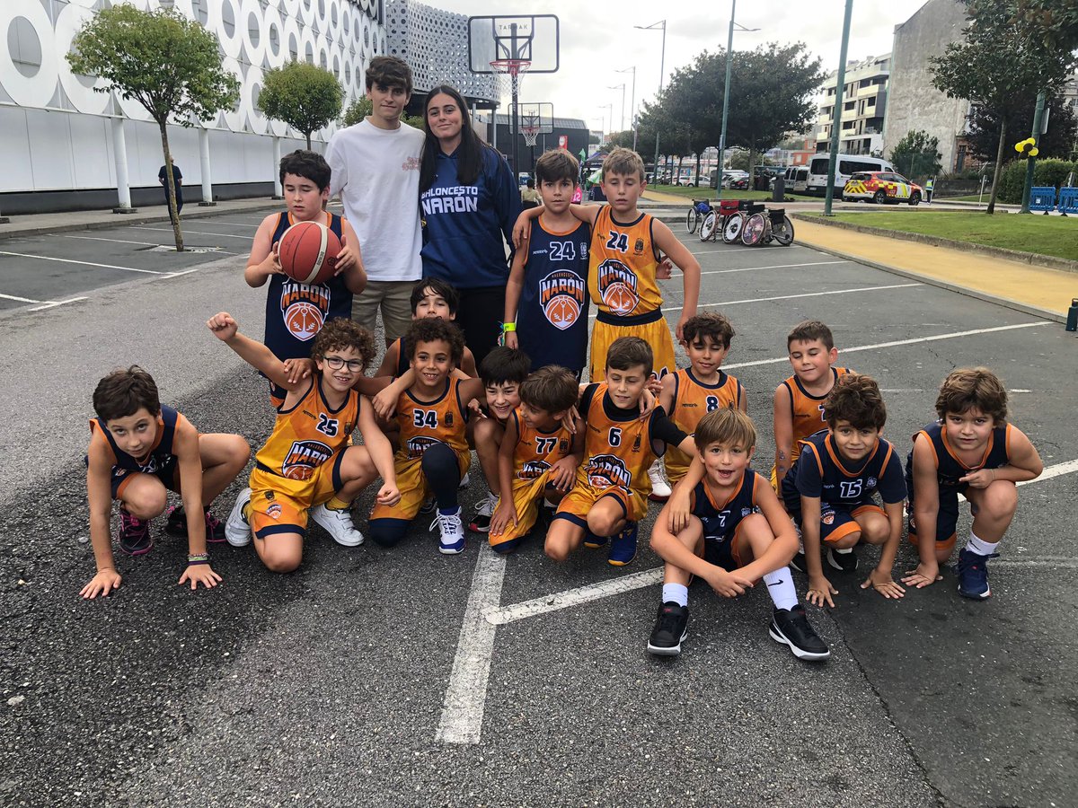 BaloncestoNaron's tweet photo. Con motivo del Día de la Seguridad Vial, nuestros peques #preminis y #escuela realizaron una exhibición de baloncesto en la calle en la zona de Odeón.
#VamosNarón #baloncesto #basket #baloncestobase #baloncestoferrolterra #canasta https://t.co/ETdNppKJ74