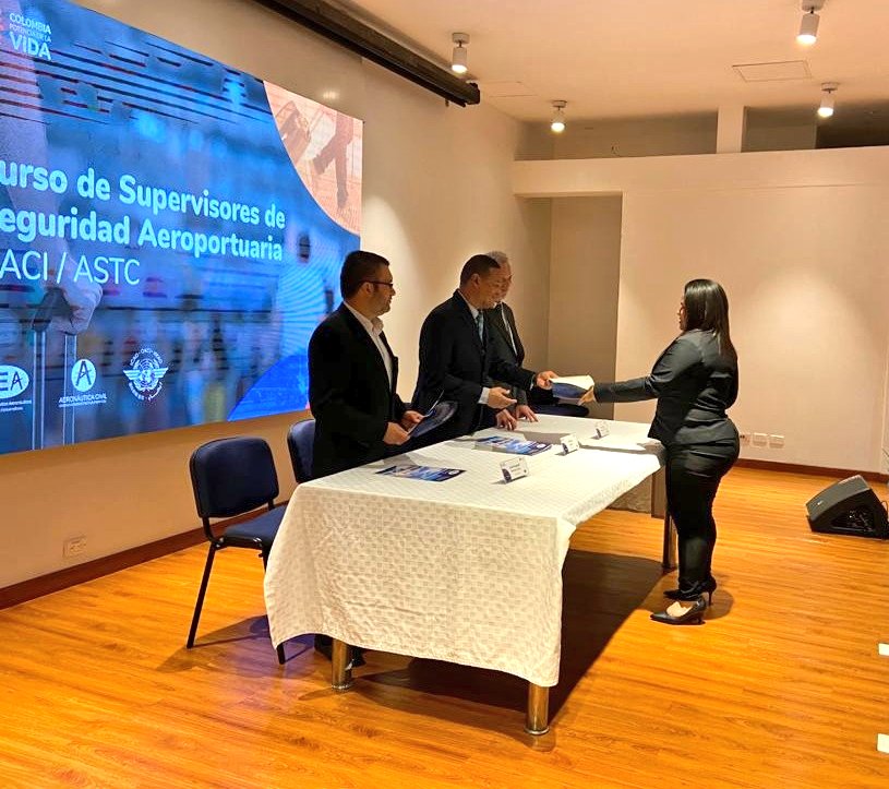 inac_ve's tweet photo. 2/2 Cumpliendo con la planificación, coordinación y conducción de medidas de control de calidad, utilizando el anexo 17 y la metodología de la @icao de acuerdo con los programas aprobados.

¡Capacitación constante a nuestros profesionales aeronáuticos! https://t.co/MSxI51wobf