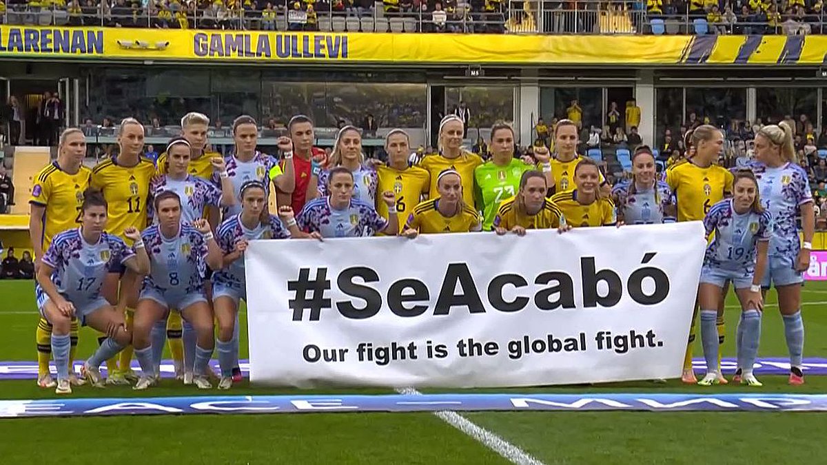 🔴 DIRECTO | Las jugadoras de las selecciones de España y Suecia despliegan una pancarta antes del partido: 'Se acabó. Nuestra lucha es una lucha global' tinyurl.com/2s49w5vt