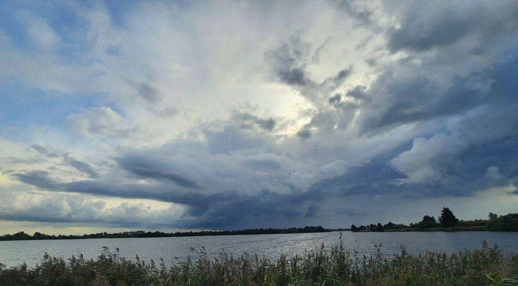 klaaswillemb's tweet photo. Bui nummer 2 was een stuk imposanter maar trok noordwestelijk voorbij  #easterskar #easterskar @MeteoRoodescho1 #stormhour @Kachelmannwettr @Alpenweerman @anamaria190977 @StormchaserNL @weatherchannel @CReppWx https://t.co/NQI9HwlKmr