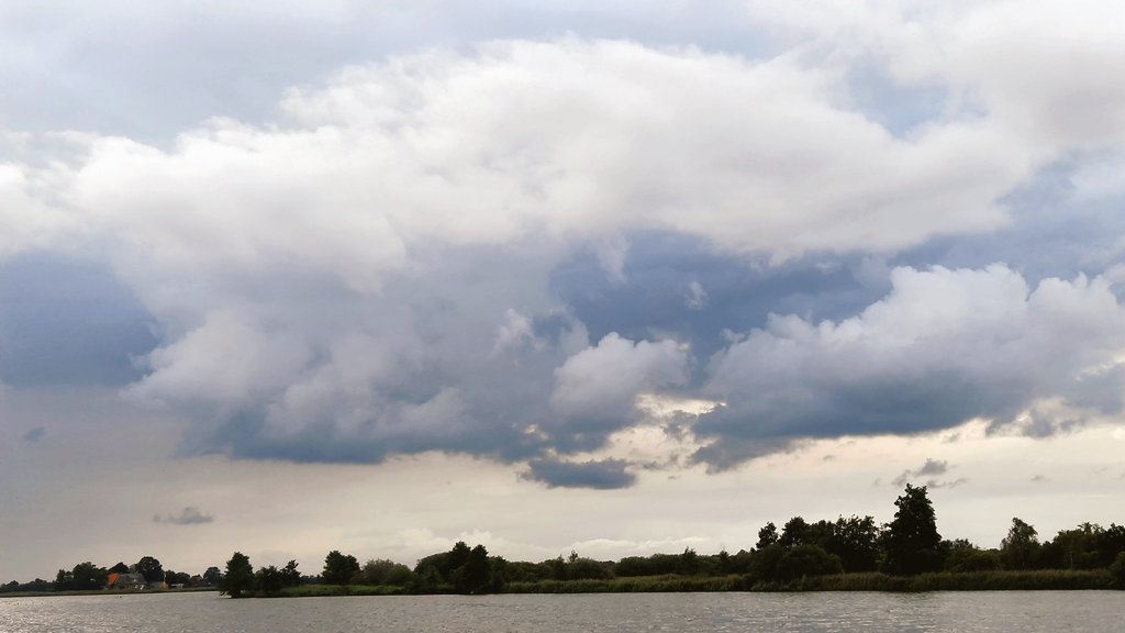 klaaswillemb's tweet photo. Bui nummer 2 was een stuk imposanter maar trok noordwestelijk voorbij  #easterskar #easterskar @MeteoRoodescho1 #stormhour @Kachelmannwettr @Alpenweerman @anamaria190977 @StormchaserNL @weatherchannel @CReppWx https://t.co/NQI9HwlKmr