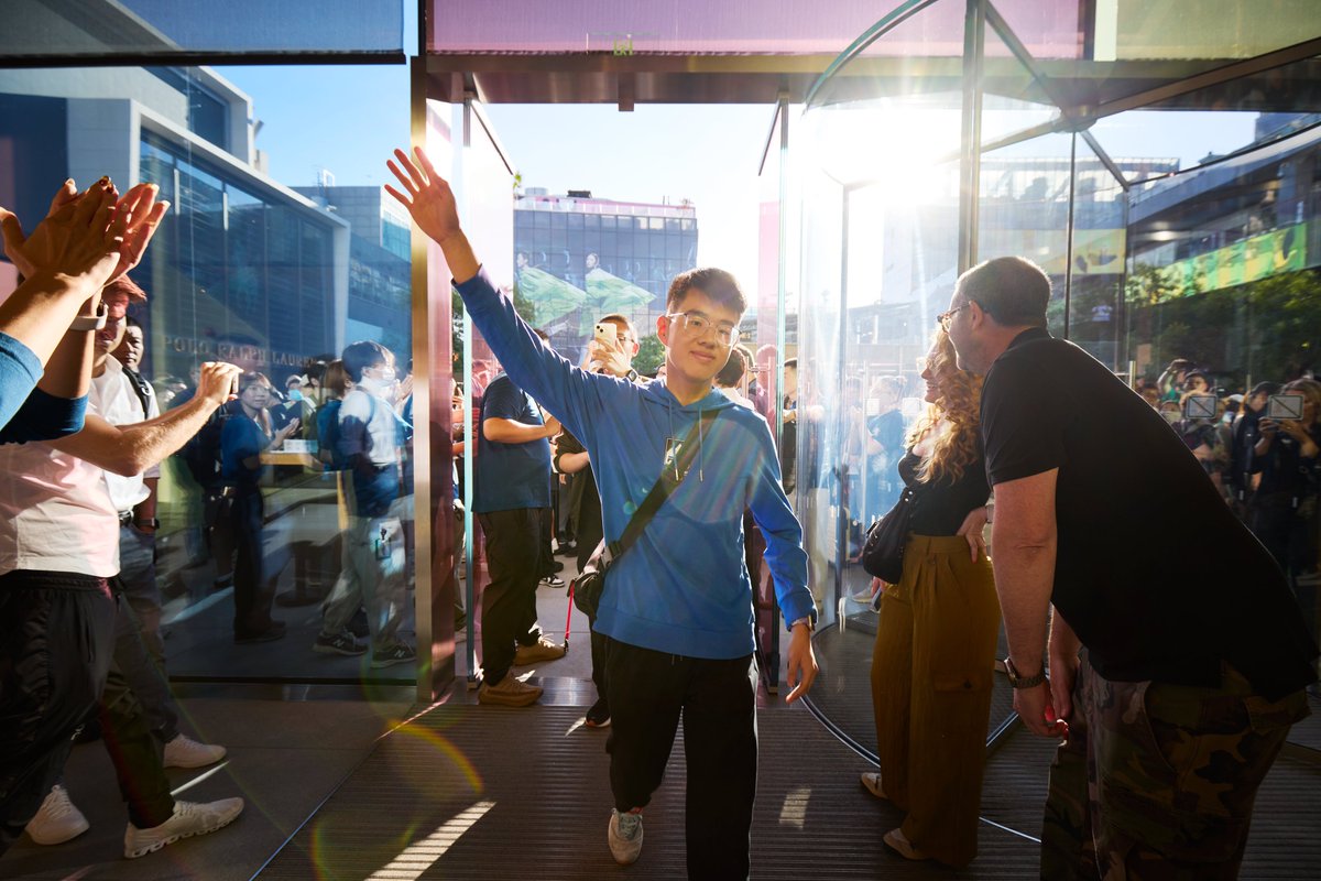 Tim Cook tweet media