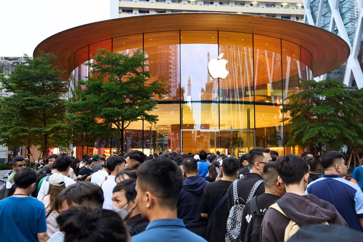 Tim Cook tweet media