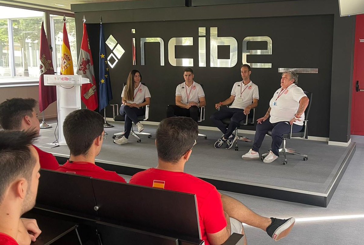 CyDLeonesa's tweet photo. 💻 Esta mañana hemos compartido una jornada de convivencia y enseñanza con la selección nacional de ciberseguridad 

🤝🏽 Gracias al convenio con el @INCIBE, hemos ayudado en la formación de cara al próximo Campeonato Europeo de Ciberseguridad en Noruega

#AúpaCultu https://t.co/VF2TfKOvVE
