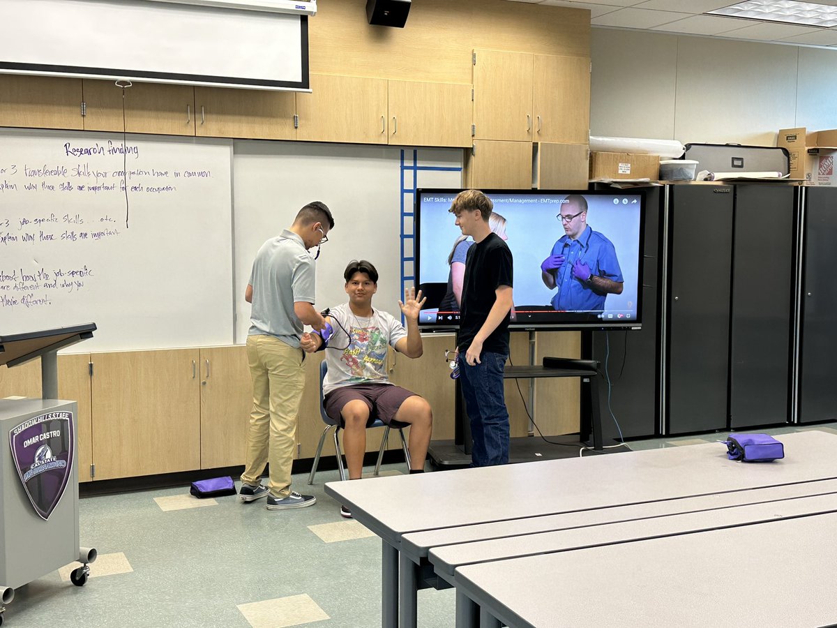 ShhsCte's tweet photo. EMR student’s practicing their skills. https://t.co/RrSlzN6F78