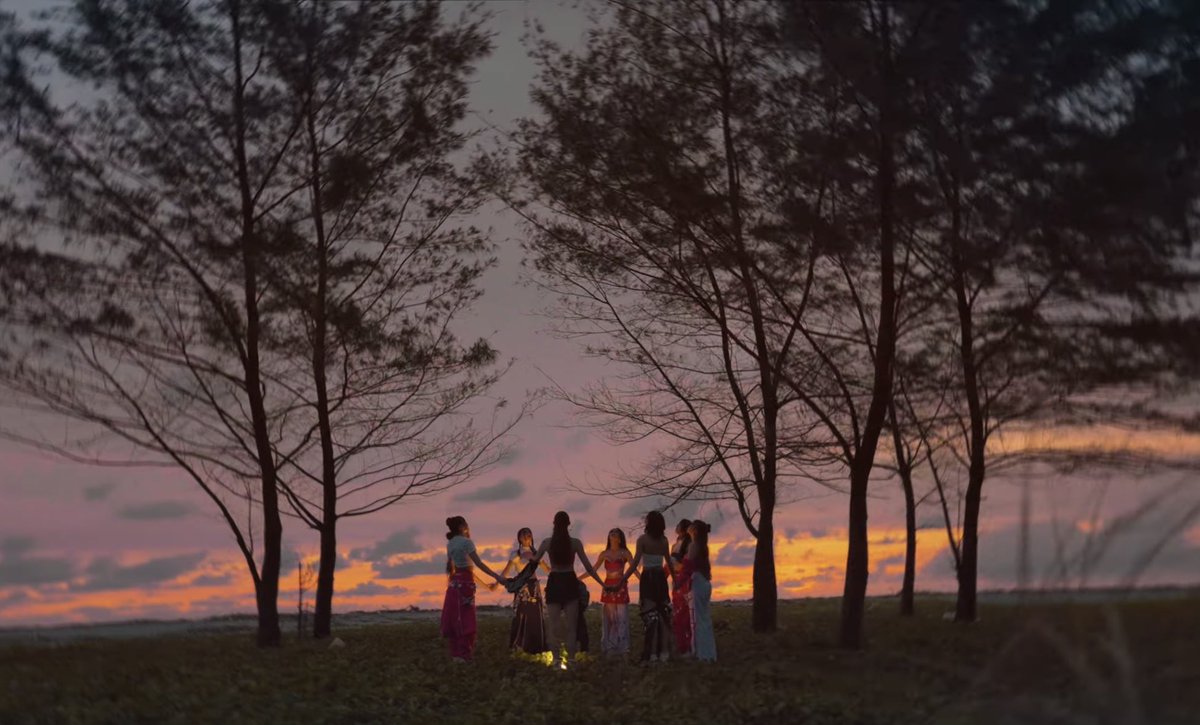 ReveluvBloom143's tweet photo. My fave ult cult groups:
        RED VELVET               🤝🏻             BINI https://t.co/DfPFgeGpc0