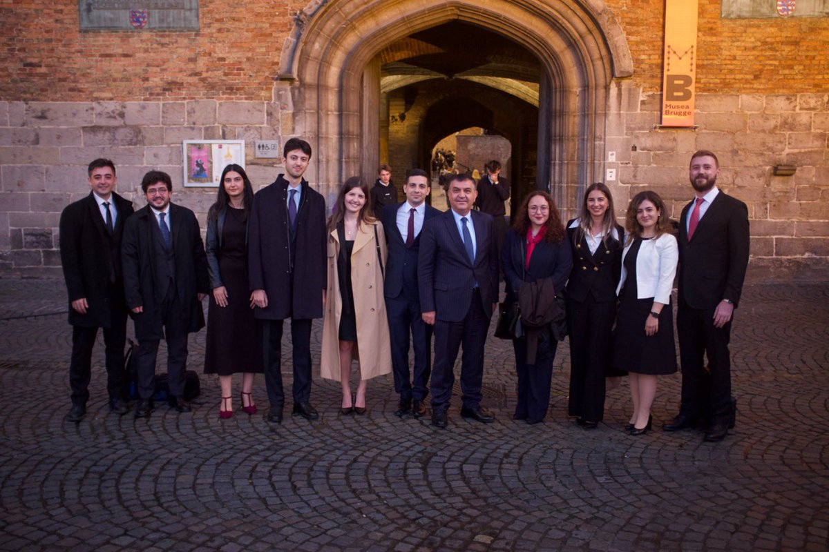 frkkymkc's tweet photo. 23 yıl önce mezun olduğum Avrupa Koleji'nin @collegeofeurope Brugge yerleşkesinin akademik yıl açılışına @ABBaskanligi burslu 🇹🇷öğrencilerimizle katılmak, @StadBrugge Belediye Başkanı Dirk De fauw ve Rektör @FedericaMog ile görüşmekten mutluluk duydum. @coenatolin @TCVarsovaBE https://t.co/UGi8cN1q2O