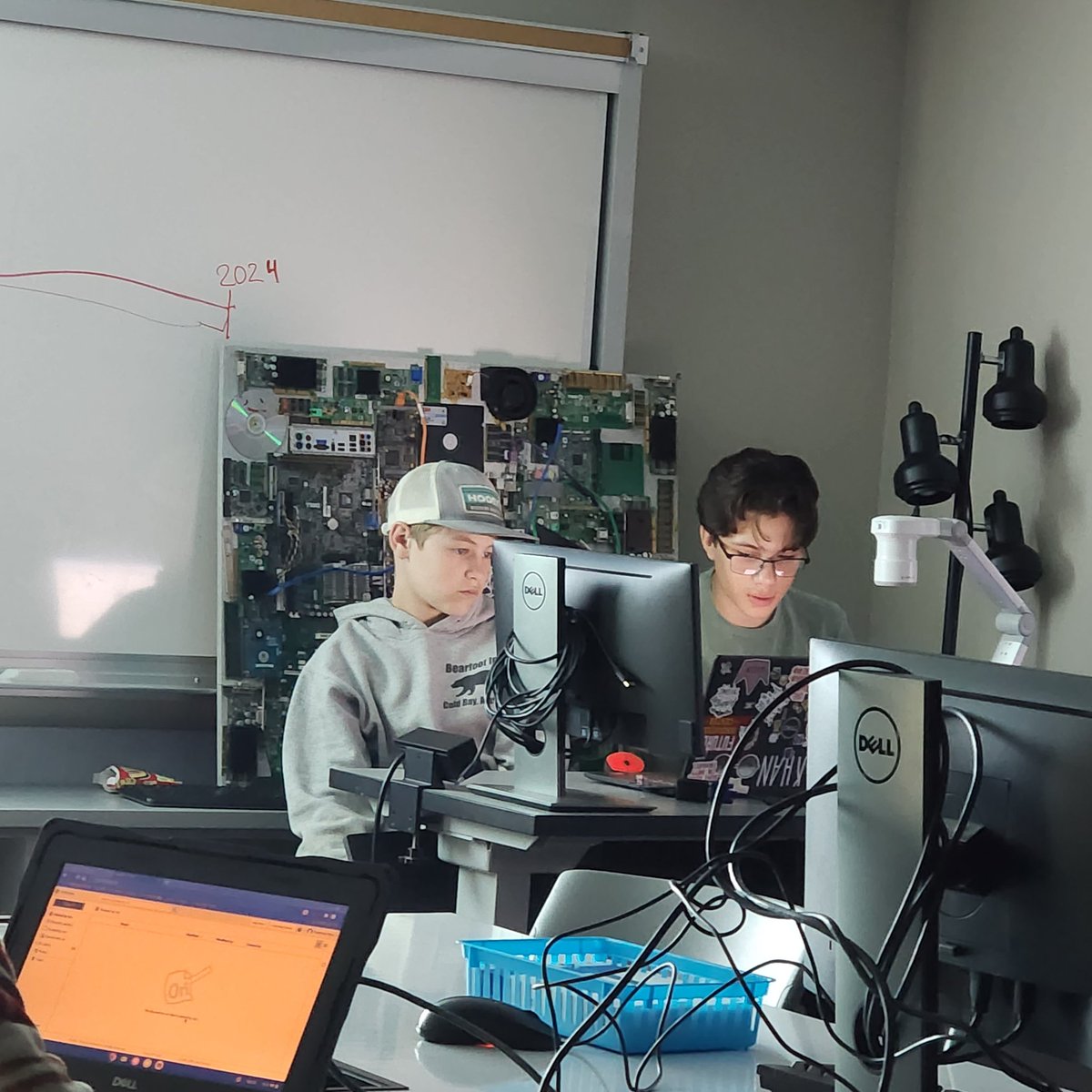 devinakhan's tweet photo. Student-led tutorial happening in the IT Workshop today. 100% engagement. When students become teachers, great things happen!! @WV_Futures @iamcte https://t.co/ocZSEVF0sv