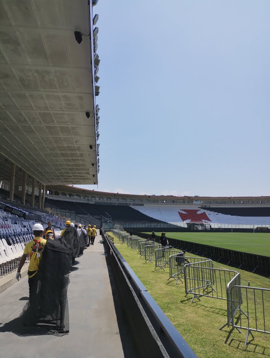 BandeirasFc's tweet photo. Alô @VascodaGama @coletivo98  e toda Nação vascaína!

Noite de grande festa na colina histórica. 

A Bandeiras FC se orgulha de ter contribuído para este trabalho, feito em tempo record, que faz jus ao Gigante da Colina!

Agradecemos a confiança e toda parceria! https://t.co/cCNYWPLWgC