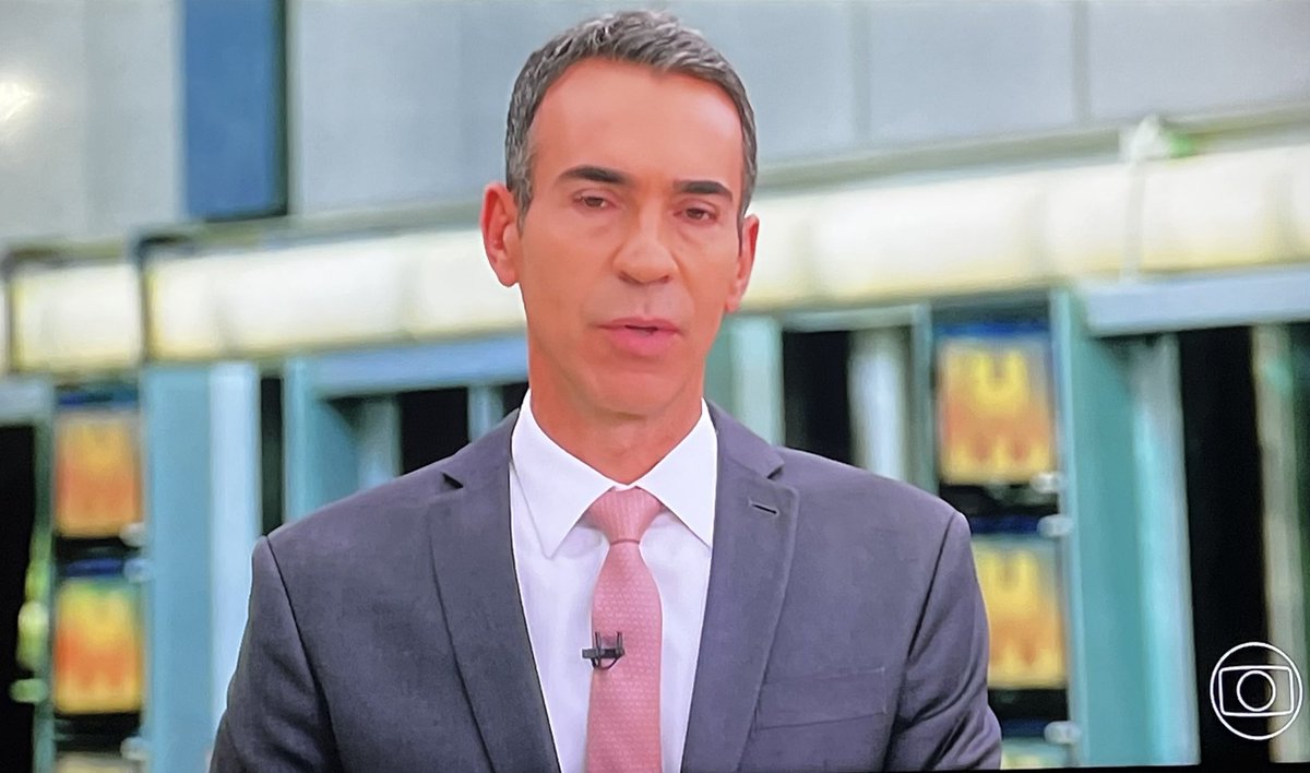 luizcl_souza's tweet photo. De vez em quando eu dou o azar de estar em um lugar onde está transmitindo o sinal da Globo. É incrível. A Globo crítica diariamente a polícia carioca e as suas incursões nas comunidades dominadas pelo tráfico. Agora, que um adolescente morreu vítima do tráfico, o César Tralli diz que “o estado tem a obrigação de retomar o controle da região”. Resolve aí, @OGlobo_Rio! Vocês estão ao lado da polícia ou dos bandidos?