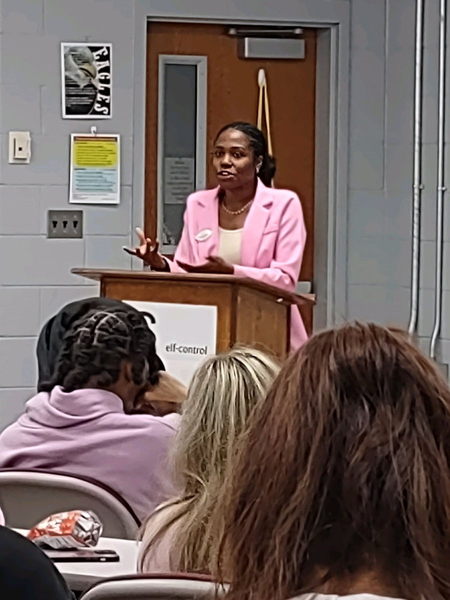 EaglesHLHS's tweet photo. Taylor Williams from Property Shoppe teaches Horn Lake High School Students about careers in real estate. #famiHLy 🦅 https://t.co/6ZfLuZIc7x